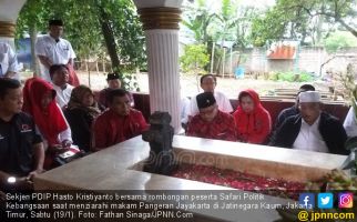 Pimpin Safari PDIP, Hasto Ziarahi Makam Pangeran Jayakarta - JPNN.com