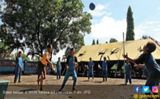 Sekolah Ambruk, Siswa Terpaksa Belajar di Tenda - JPNN.com