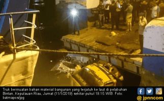 Truk Bermuatan Bahan Material Bangunan Nyemplung ke Laut - JPNN.com