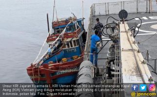 Personel KRI Usman Harun Menggeledah Kapal Ikan Vietnam, Hasilnya? - JPNN.com