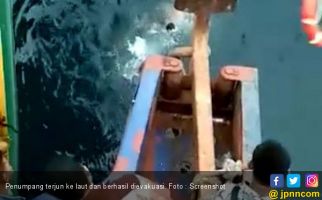 Penumpang Kapal Coba Bunuh Diri dengan Terjun ke Laut - JPNN.com
