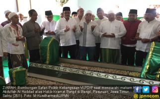 Jaga Adat, Hasto dan Djarot Ziarahi Makam Habib Kramat - JPNN.com