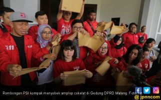 PSI Gelar Aksi Sobek Amplop di DPRD Malang - JPNN.com