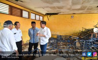 Jokowi Pastikan SMPN 1 Muara Gembong Segera Direnovasi - JPNN.com