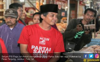 Blusukan di Jember, Sekjen PSI Pakai Kaus ' Partai Satu Istri ' - JPNN.com