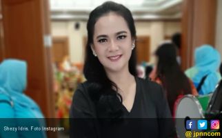 Shezy Idris Kesal Anak Dijadikan Barang Bukti di Pengadilan Oleh Suami - JPNN.com