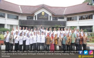 Atasi Masalah di Bogor, Ade Yasin dan Bima Arya Perkuat Kerja Sama - JPNN.com