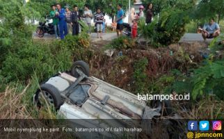 Sopir Ngantuk, Sedan Nyemplung ke Parit Batuaji - JPNN.com