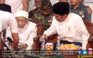 Isyarat Kedekatan Mbah Moen dan Pak Jokowi di Sarang Berzikir - JPNN.com