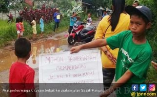 Protes Jalan Rusak, Warga Menceburkan Diri ke Kubangan - JPNN.com