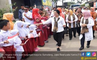 Sambangi SD di Sumedang, Begini Pesan Ibu Iriani Jokowi - JPNN.com