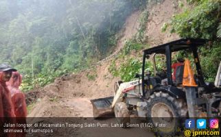 Dusun Genting Kembali Diterjang Longsor, Akses Jalan Sempat Tertutup - JPNN.com