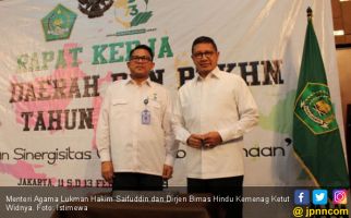 Hari Pertama Kerja, Menag dan Pegawainya Makan Lontong Sayur - JPNN.com