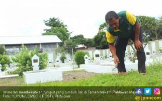 Penjaga Makam Gaji Pertama Rp 75 Ribu, Kini Sudah PNS, Punya Cerita Mistis - JPNN.com