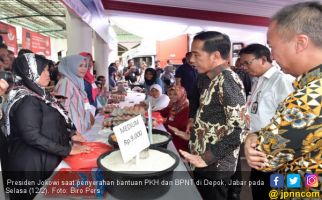 Jokowi Saksikan Langsung Warga Tarik Duit PKH - JPNN.com