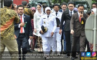 Tebar Senyuman, Khofifah Melangkah Mantap ke Istana - JPNN.com