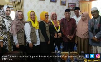 Berkunjung ke Pesantren, Mbak Tutut Disambut Meriah Para Santri - JPNN.com