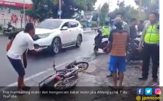 Viral : Tak Mau Ditilang Polisi, Pengendara Sontoloyo ini Ancam Bakar Motor Sendiri - JPNN.com