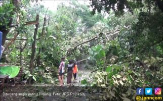 Puting Beliung dan Angin Kencang 30 Menit, Puluhan Rumah Rusak - JPNN.com