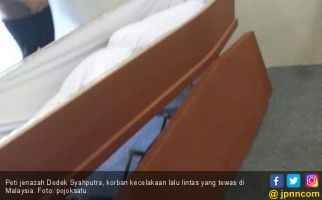 Jenazah Dedek Syahputra Tiba dari Malaysia, Tangisan Cici pun Tak Terbendung - JPNN.com