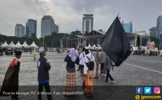 Munajat 212: Bertahan di Bawah Guyuran Hujan demi Saf Terdepan - JPNN.com