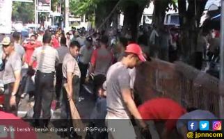 Contohlah Para Polisi Ini, Bersihkan Sampah di Pasar Tradisional - JPNN.com