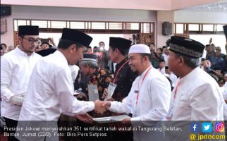Jokowi Serahkan 351 Sertifikat Tanah Wakaf di Banten - JPNN.com