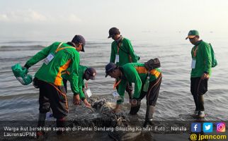 2.000 Orang Bersihkan Sampah di Pantai Sendang Sikucing - JPNN.com