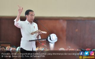 Jokowi: Katanya yang Pegang Ini Biasanya Sakti - JPNN.com