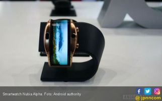 Anti-Mainstream, Nubia Rilis Smartwatch Layar Lipat - JPNN.com
