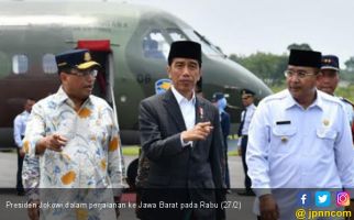 Jokowi Naik Pesawat CN 295 ke Tasikmalaya, Lihat Gayanya - JPNN.com