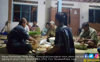 Ingkung Ayam Jantan, Mandi Kembang, dan Doa Agar Cicilan Mobil Lancar - JPNN.com