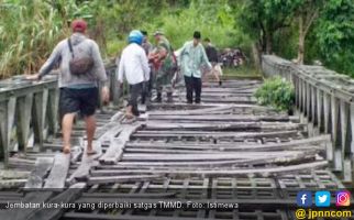 Warga Desa Bobo Semringah TMMD 104 Rehab Jembatan Kura-kura - JPNN.com