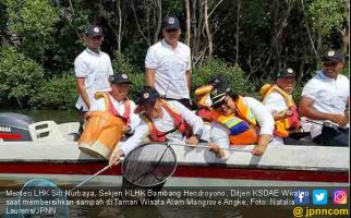 Menteri Siti Kelilingi Mangrove Angke, Jaring Sampah Plastik - JPNN.com