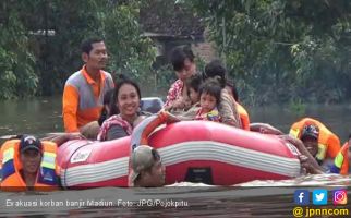 Lima Balita Diselamatkan dari Banjir Madiun - JPNN.com