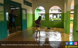 Banjir Terjang Sekolah, UTS Ditunda - JPNN.com