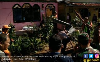 Angin Puting Beliung Rusak 20 Unit Rumah Warga di Karo - JPNN.com