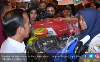 Jokowi Beli Mobil Tangki Warna Merah, Iriana Cuma Beli Sepatu Sandal - JPNN.com
