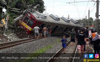 KRL Jatinegara - Bogor Anjlok - JPNN.com