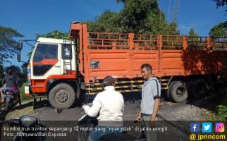 Pakai Google Maps, Truk Tronton Kejebak di Jalan Sempit - JPNN.com