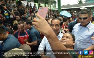 Beli Terasi dan Ubi, Jokowi Bikin Kaget Pedagang Pasar Pagi - JPNN.com