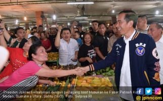 Blusukan ke Pasar Petisah, Jokowi Beli Teri Medan, Harganya? - JPNN.com
