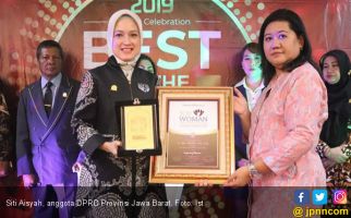 Anggota DPRD Cantik Siti Aisyah Terima Top Insipiring Woman Award - JPNN.com