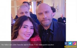 Via Vallen Semringah Bertemu John Travolta di Rusia - JPNN.com