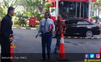 Dikawal Ajudan, Mahfud MD Tampak Terburu-buru Masuk Gedung KPK - JPNN.com