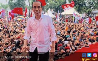Kertas Basah dan Lempar Topi Warnai Kampanye Jokowi di Slawi - JPNN.com