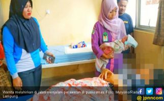 Tengah Malam, Seorang Ibu Melahirkan di Pinggir Jalan Pekon Sumberagung - JPNN.com