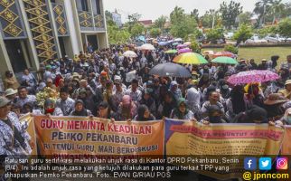 Ratusan Guru Sertifikasi Kembali Demo Tuntut Dana TPP tak Dihapus - JPNN.com