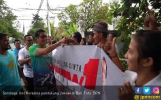 Luar Biasa, Sandiaga Uno pun Ikut Pose Satu Jari dengan Pendukung Jokowi - JPNN.com