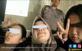 Terduga Pelaku Penganiaya Audrey Santai Buat Video Boomerang di Kantor Polisi - JPNN.com